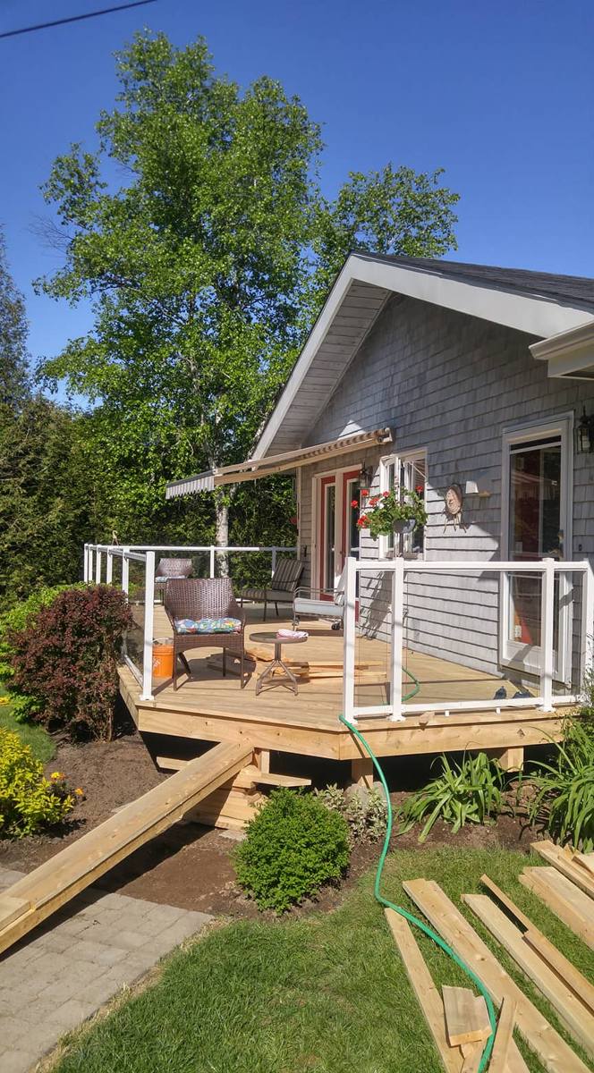 Finished cedar deck with glass panel railings by Valhalla Construction, Moncton NB